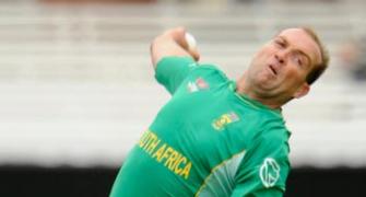 Kallis injury blunts South Africa attack