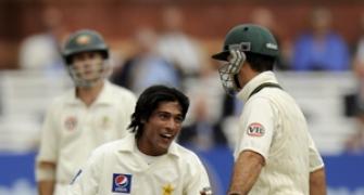 Match ref speaks to Aamer after Ponting incident