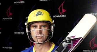 Hayden unveils new bats for T20 cricket