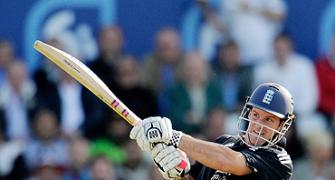 Strauss ton lifts England to victory over Pakistan