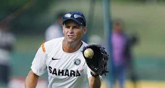 India players applaud outgoing coach Kirsten