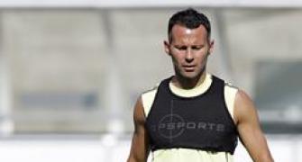 Giggs signs new Manchester United deal