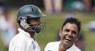 Rehman gives Pakistan advantage in first Test