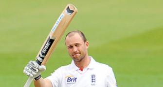 Trott, Bell guide England past Lankan total
