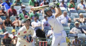 De Villiers proves 'keeping not affecting his batting