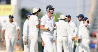 England keep India's desperate victory attempts at bay