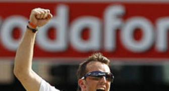 Swann is fifth off-spinner to claim 200 Test wickets