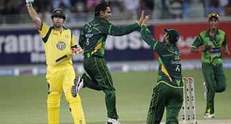 Pakistan hold nerve to beat Australia in super over