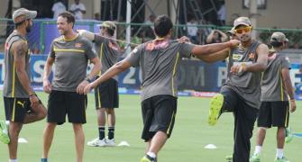 IPL: Sunrisers take on mighty Mumbai Indians
