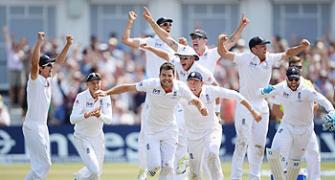 Ashes: England hold nerve to steal win, take 1-0 lead