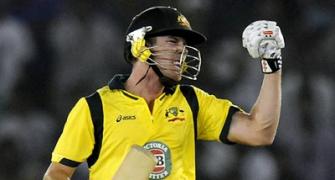 Australia snatch thrilling win in Mohali despite Dhoni ton
