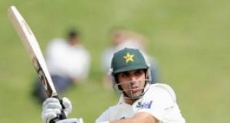 Misbah leads Pakistan fightback as Zimbabwe sniff rare Test win