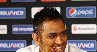 Dhoni honoured at Asian awards in the UK