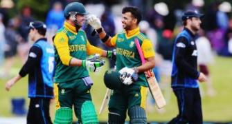 De Villiers anchors South Africa to easy win over New Zealand