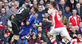 Chelsea's Oscar hospitalised after colliding with Arsenal 'keeper