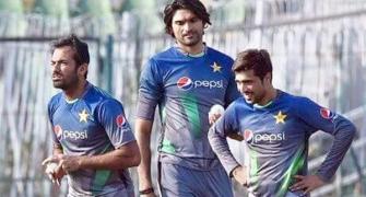 After tearful apology, Pakistan players accept Amir
