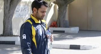Bad news for Pakistan: Hafeez fails informal bowling test
