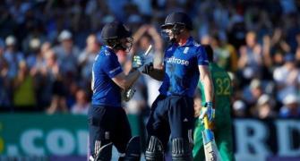 England hit world record 444-3 to crush Pakistan