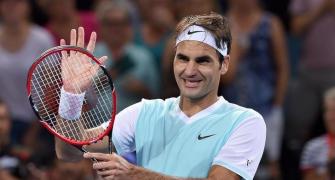 Federer battles past Dimitrov, Azarenka sails into final