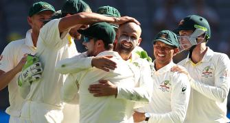 India's batsmen flop as Australia inch closer to win