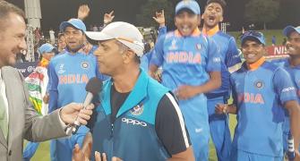 Dravid finally gets his hands on World Cup trophy!