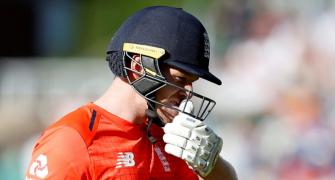 Morgan laments batting collapse, says England were 20-30 runs short