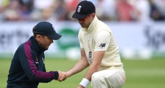 Anderson leaves Edgbaston for scan on tight calf