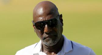 Viv Richards fine after falling ill on pre-Test show