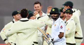 Australia sniff victory over Pakistan after late strikes