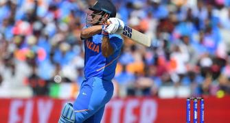 Dhoni's last over heroics applauded