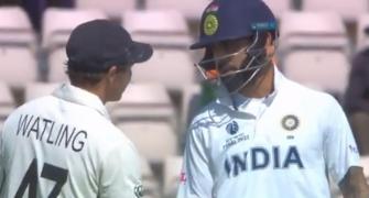 Kohli congratulates Watling on his last day in Tests
