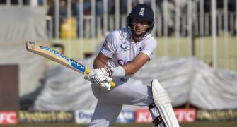 England scent win after bold declaration against Pak