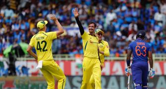 Starc puts on bowling exhibition to keep Aus alive