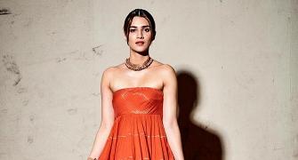Stunning! Kriti flaunts shoulders in strapless gown