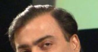 Mukesh Ambani mulls PE venture