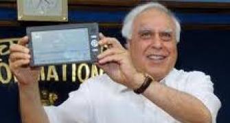 Low cost Aakash generates a lot of enthusiasm in US: Sibal