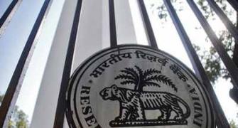 Why RBI must set a rupee band