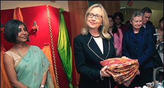 Clinton, Mamata discuss FDI in retail