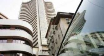 Bank, realty stocks fall after RBI leaves rates on hold