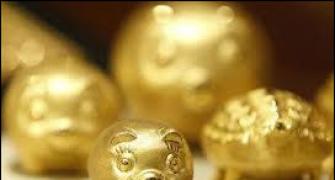 Gold climbs to record high of Rs 32,758