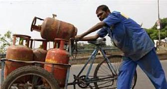 Delhi, Mumbai LPG consumers to get cash subsidy from Jan 1