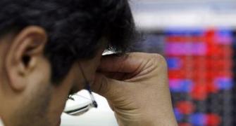 Sensex slumps 450 points; ITC, Reliance drag