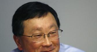 BlackBerry offers bumper package to new CEO John Chen