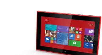 Nokia launches Lumia tablet, joins large-screen phone race