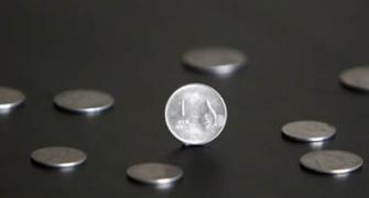 Rupee drops 15 paise to 61.92 Vs dollar