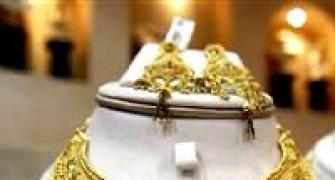 Gold, silver recover on global cues