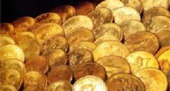 Gold extends gains on stockists buying, global cues