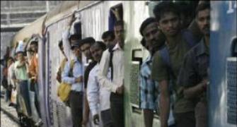 Cong workers stage 'rail roko' in Maha against fare hike