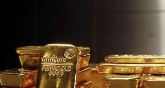 Gold extends losses on weak global cues