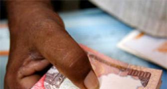 Rupee falls on year-end FII sell-off